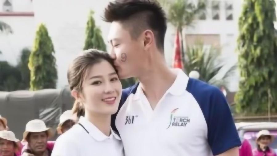 可爱小猫向上跳